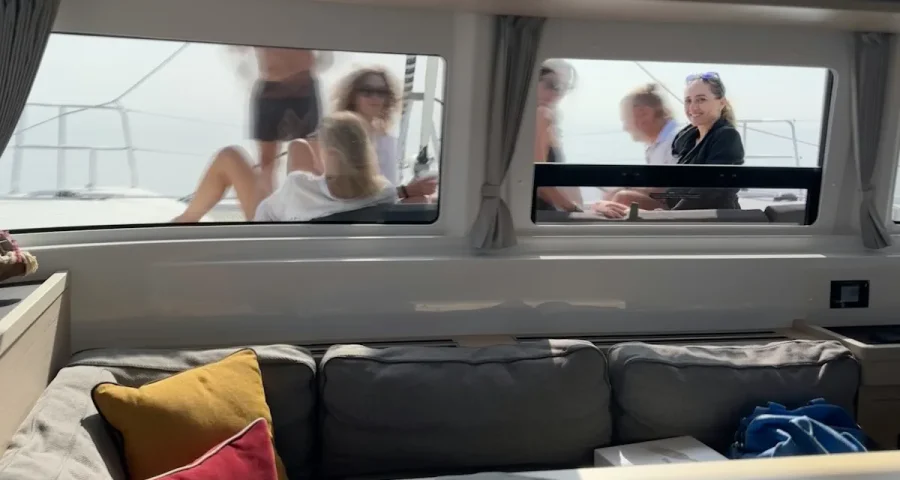 inred din yacht med konst